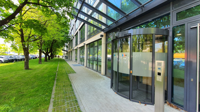 Erste Sicherheitstür vor dem M-net-Glasfaser-Labor (Bild: Harald Karcher)